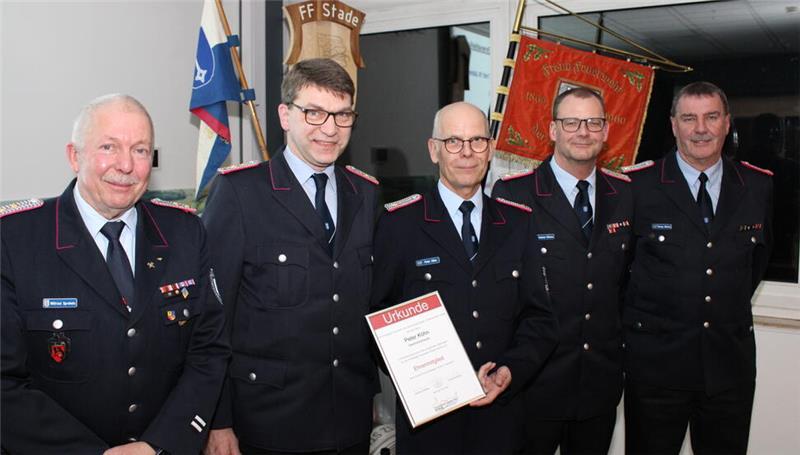Peter Köhn (Mitte) ist jetzt Ehrenmitglied der Ortswehr Stade. Ihm gratulierten (von links) Wilfried Spreckels, Klaus Ney, Stephan und Thomas Woitera.