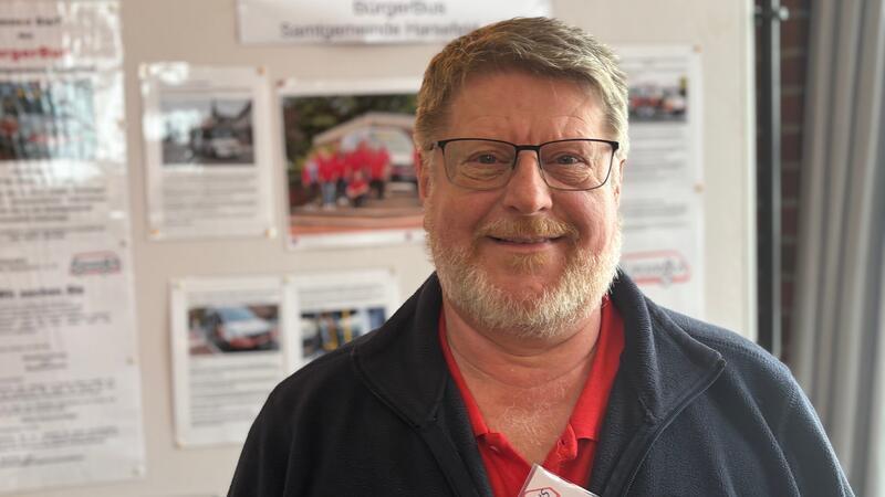 Peter Koetzing, Fahrdienstleiter des Bürgerbusses Harsefeld, informierte über Fahrpläne und warb um neue Busfahrer.