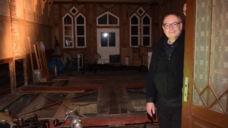 Peter Kühn auf dem Dachboden der Seminarturnhalle.