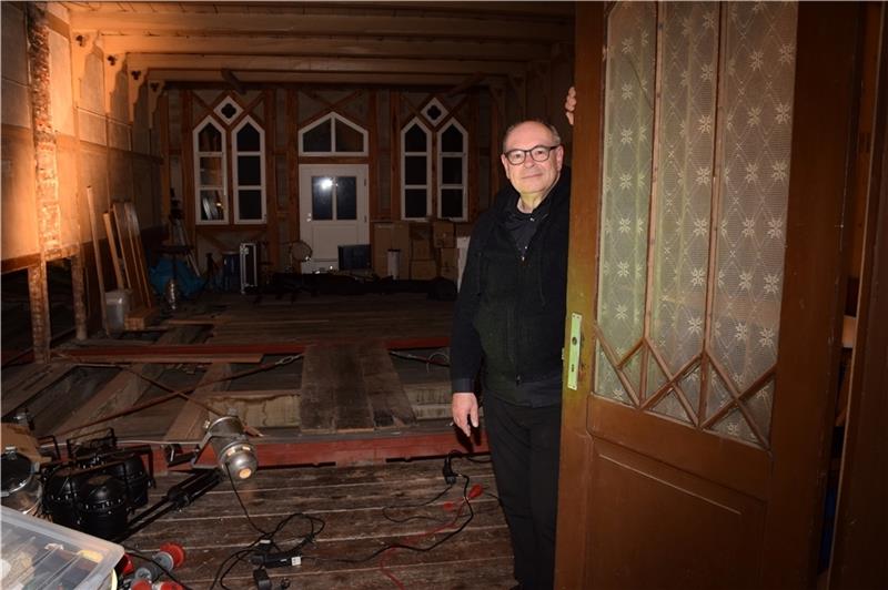 Peter Kühn gibt an der braunen, zweiflügeligen Holztür den Blick frei aufs Dachgeschoss . Foto: Strüning