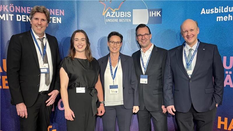 Peter Lichterbeck, Geschäftsführer der MAPA GmbH, ihre Eltern und Christoph von Speßhardt, Hauptgeschäftsführer der IHK Elbe-Weser, sind stolz auf Marla Martwich.