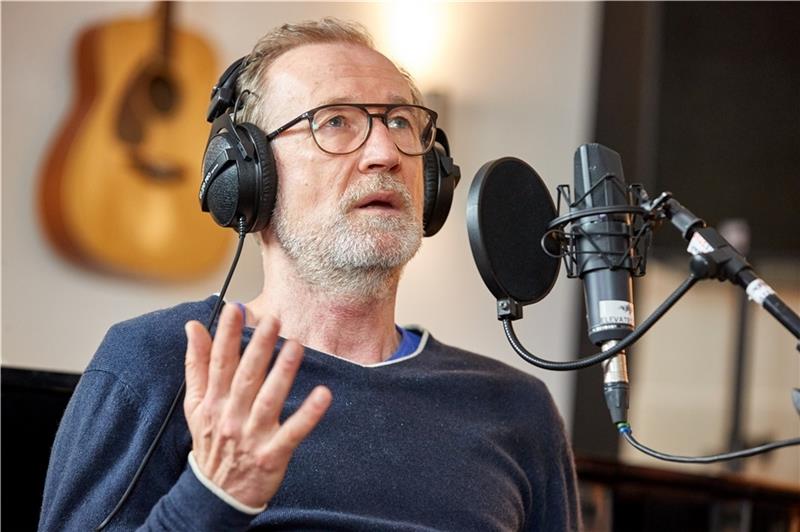 Peter Lohmeyer nimmt an der 20. Episode der Podcast-Reihe „Laut gegen Nazis“ in den Elevate Studios teil. Foto: Wendt/dpa