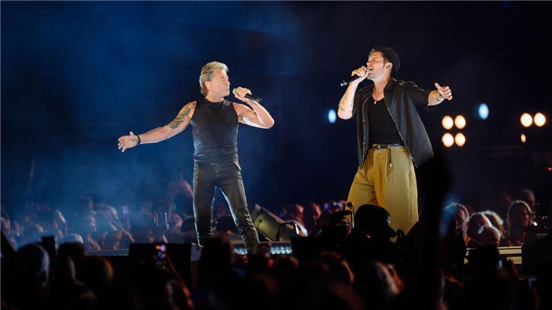 Peter Maffay und Johannes Oerding haben im Volksparkstadion die Fans mit einer Ankündigung überrascht. Sie bringen im Oktober ein gemeinsames Album heraus.