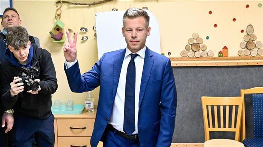 Peter Magyar macht nach seiner Stimmmabgabe in einem Budapester Wahllokal das Victory-Zeichen.