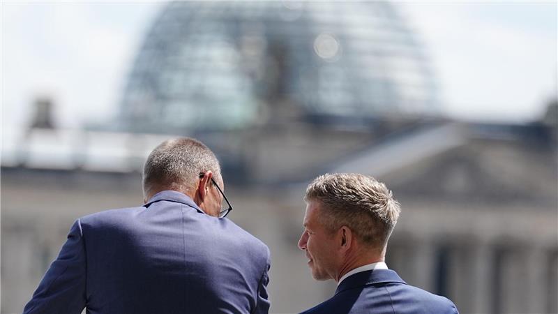 Péter Magyar (r), Ungarns Ministerpräsident, und Bundeskanzler Friedrich Merz (CDU) stehen nach den militärischen Ehren für ein Gespräch auf dem Balkon des Bundeskanzleramtes in Berlin. 