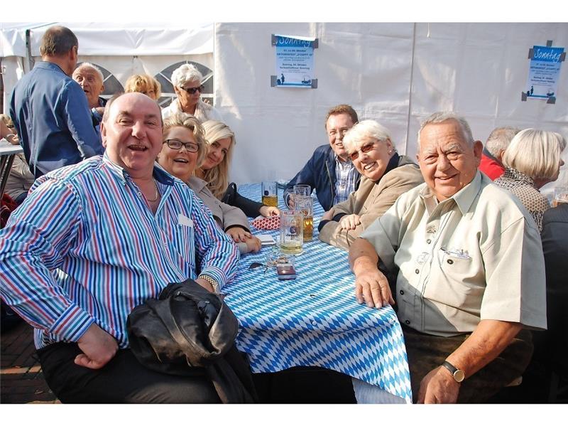 Peter Meinecke (rechts) und Freunde bei der „Shopping-Pause“ .