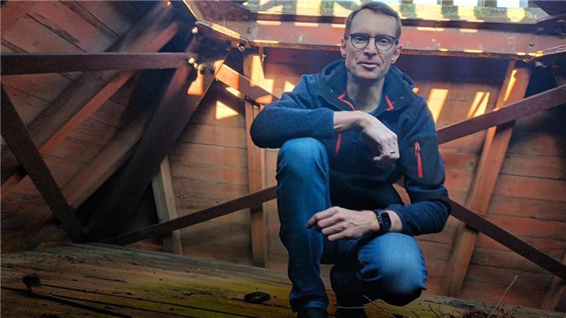 Nach Begutachtung: Fredenbecker Kirchturm muss saniert werden Peter Ording unter dem Kirchturmdach.