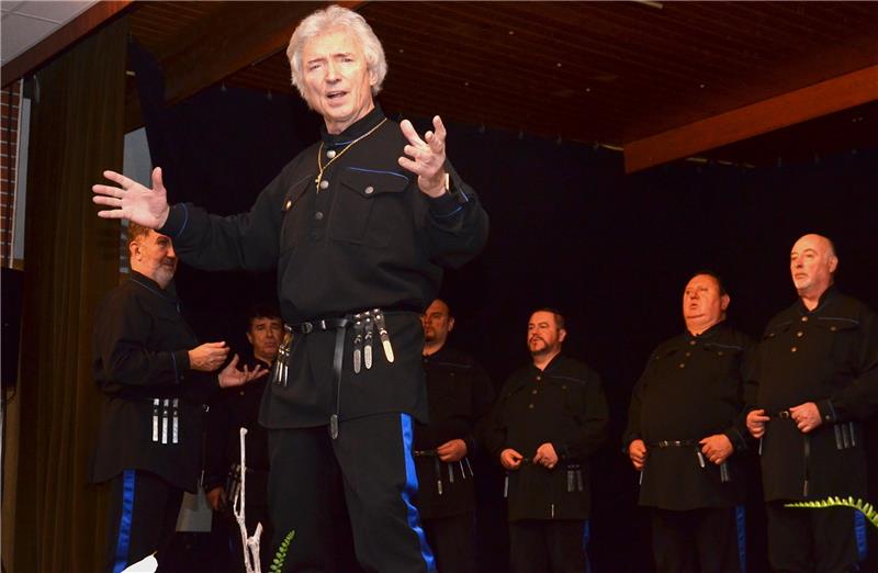Peter Orloff bei seinem Auftritt mit dem Schwarzmeer-Kosaken-Chor in der Kutenholzer Festhalle. Foto Fehlbus