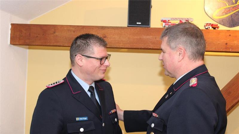 Feuerwehr Harsefeld: Schwerer Verkehrsunfall bleibt in Erinnerung Peter Prigge (links) wurde von Gemeindebrandmeister Heiko Wachlin für seine 20-jährige Mitgliedschaft in der Feuerwehr geehrt.