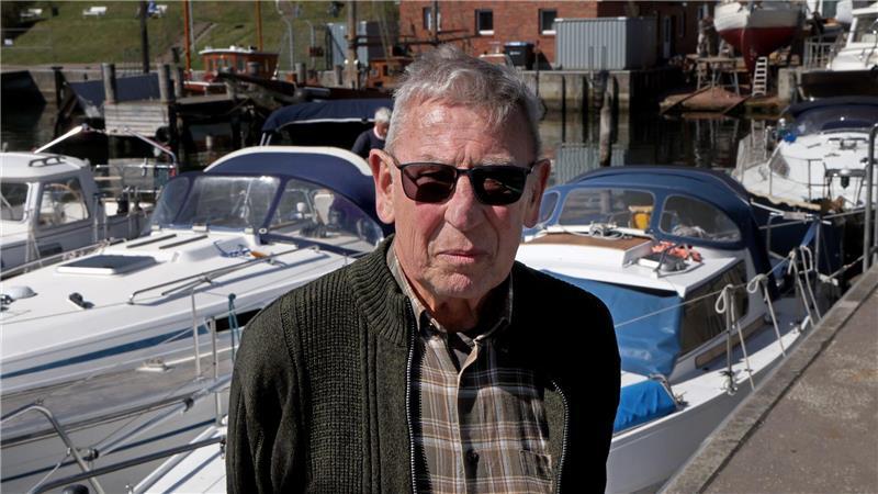 Peter Richter (80) aus Neukloster bringt am Mittwochmorgen sein Boot ins Wasser.