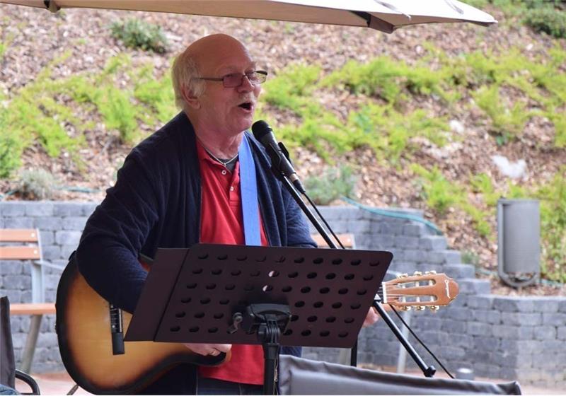 Peter Runck musiziert seit Kindertagen, jetzt trat er erstmals für den Verein "Konfetti im Kopf" in Seniorenheimen auf. Fotos: Battmer