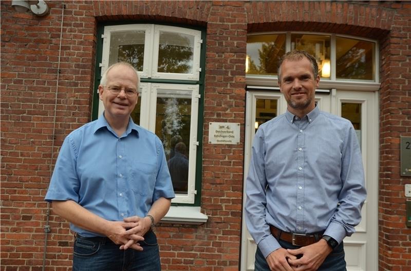 Er plant die Deicherhöhung in Kehdingen Peter Schley (rechts) und Oberdeichgraf Albert Boehlke vor dem Drochterser Rathaus, wo der Deichverband Kehdingen-Oste seinen Sitz hat. Foto: von Allwörden