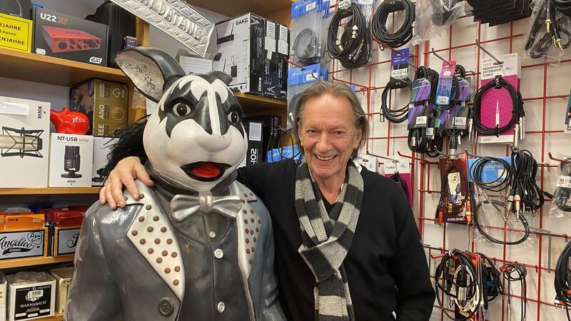 Peter Schmidt hat die Ladenräume seines Buxtehuder Musik Marktes verkauft. Der verkaufsoffene Sonntag markiert das Ende einer Ära.