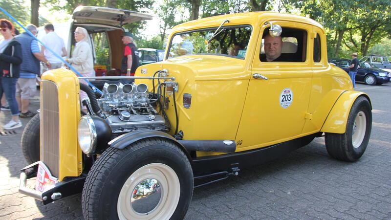 Peter Schüller und seine Beifahrerin Katrin Achtermann mit ihrem gelben „Dampfhammer“, einem Plymouth 5-window Coupe aus dem Jahr 1934.