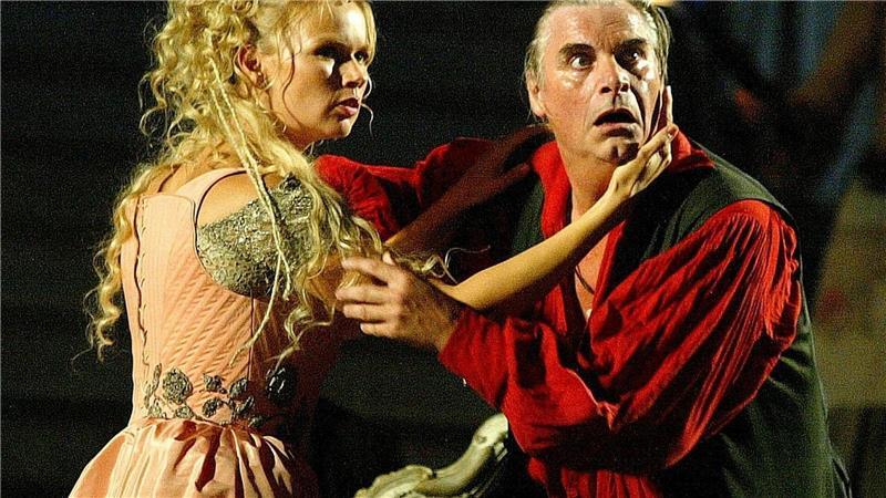 800 Mal der Tod eines Superreichen in Salzburg Peter Simonischek und Veronica Ferres bei einer „Jedermann“-Probe 2003.
