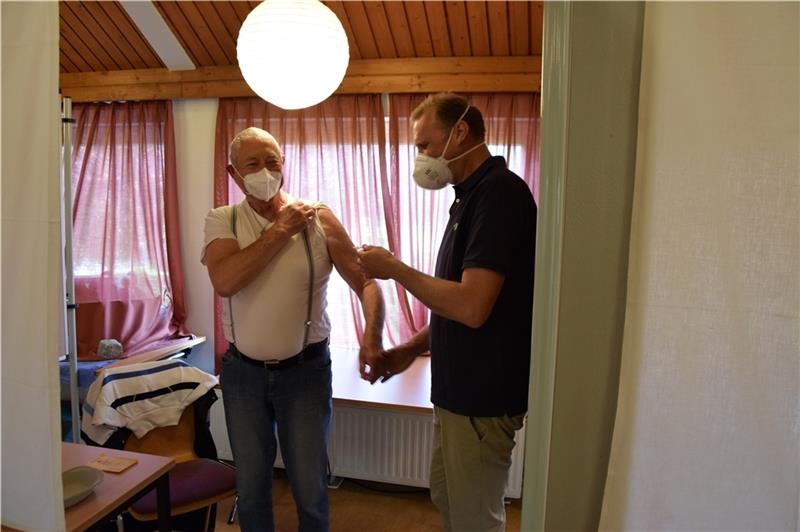 Peter Strauch (77) aus Hollern-Twielenfleth bekommt von Dr. Philipp Dürkes den Piks gegen das Coronavirus. Foto: Battmer
