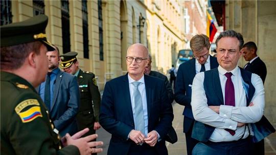 Peter Tschentscher (M), Hamburgs Erster Bürgermeister, und Bart de Wever (r), Bürgermeister von Antwerpen, machen eine Führung durch die Innenstadt der kolumbianischen Hauptstadt.