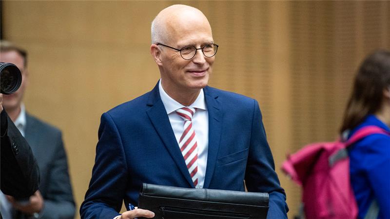 Erster Tag: Tschentscher vertritt Bundespräsident Steinmeier Peter Tschentscher (SPD), Erster Bürgermeister der Hansestadt Hamburg, kommt zur Bundesratssitzung, in der er turnusmäßig zum neuen Bundesratspräsidenten gewählt wird. Foto: Christophe Gateau/dpa