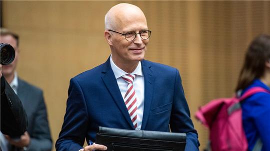 Peter Tschentscher (SPD), Erster Bürgermeister der Hansestadt Hamburg, kommt zur Bundesratssitzung, in der er turnusmäßig zum neuen Bundesratspräsidenten gewählt wird. Foto: Christophe Gateau/dpa
