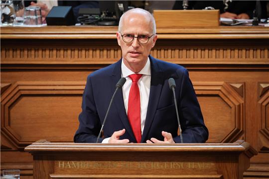 Peter Tschentscher (SPD), Erster Bürgermeister in Hamburg, spricht in der aktuellen Stunde bei einer Sitzung der Hamburgischen Bürgerschaft im Rathaus. Foto: Christian Charisius/dpa