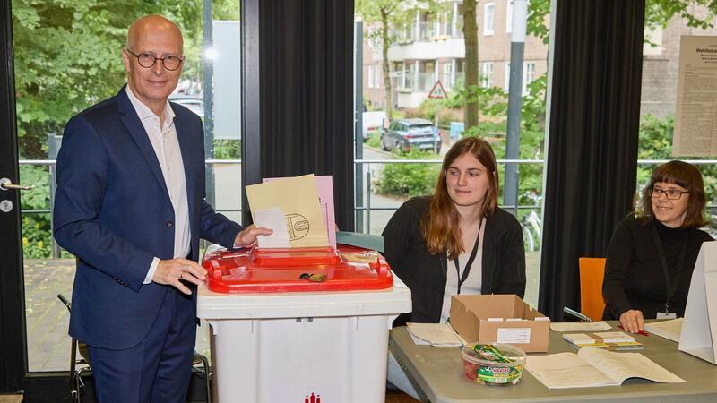 In Hamburg zeichnet sich höhere Wahlbeteiligung ab Peter Tschentscher (SPD), Erster Bürgermeister von Hamburg, steht während seiner Stimmabgabe bei der Bezirksversammlungs- und Europawahl an der Wahlurne in Barmbek.