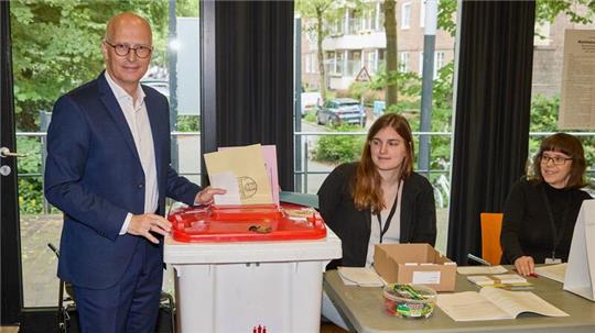 Peter Tschentscher (SPD), Erster Bürgermeister von Hamburg, steht während seiner Stimmabgabe bei der Bezirksversammlungs- und Europawahl an der Wahlurne in Barmbek.
