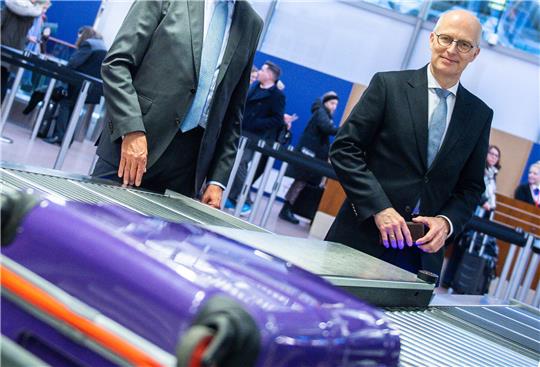 Peter Tschentscher (SPD), Hamburgs Erster Bürgermeister, steht am Hamburg Airport, an einer Sicherheitsschleuse. Foto: Axel Heimken/dpa