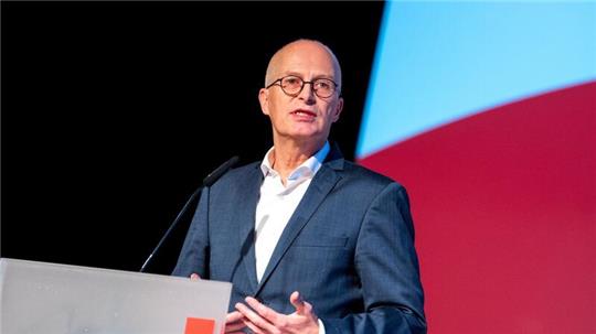 Peter Tschentscher (SPD), Hamburgs erster Bürgermeister, spricht während eines SPD-Landesparteitags.