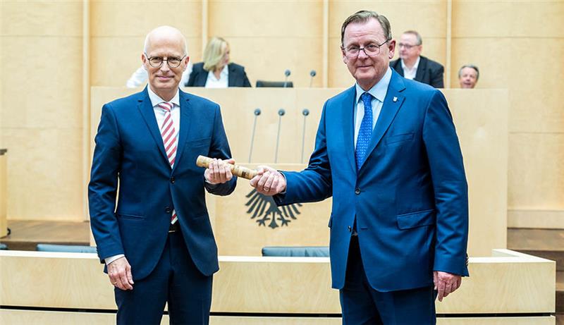 Peter Tschentscher (SPD, l), Erster Bürgermeister der Hansestadt Hamburg und neuer Bundesratspräsident, übernimmt von Bodo Ramelow (Die Linke), Ministerpräsident von Thüringen und scheidender Bundesratspräsident, einen Staffelstabs als Symbol für den Übergang der Bundesratspräsidentschaft an Hamburg. Foto: Christophe Gateau/dpa