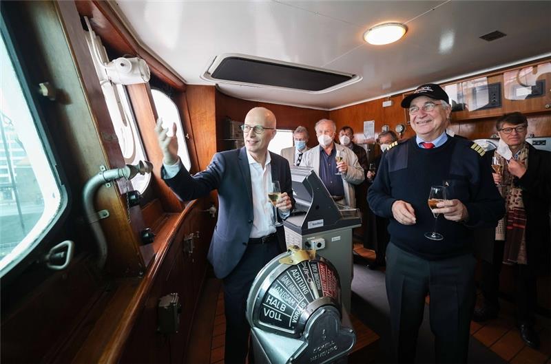 Peter Tschentscher (SPD, links), Erster Bürgermeister von Hamburg, Birger Möller (rechts), ehemaliger Kapitän und heute ehrenamtlicher Kapitän der Cap San Diego, und weitere Mitglieder der Stiftung Hamburger Admiralität, stehen bei einem Empfang zum 60-jährigen Jubiläum auf der Brücke des Museumsschiffs. Vor 60 Jahren lief die „Cap San Diego“ in Hamburg vom Stapel, bis 1981 verkehrte der Frachter regelmäßig zwischen Europa und Südamerika. Foto: Christian Charisius/dpa