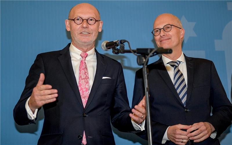 Peter Tschentscher (SPD, rechts), Hamburgs Erster Bürgermeister, und Michael Westhagemann (parteilos), Hamburgs neuer Wirtschaftssenator, stehen bei einer Pressekonferenz nebeneinander. Foto: Heimken/dpa