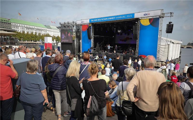Polit-Prominenz, viel Wind und ein sexy Auftritt bei Einheitsfeier in Hamburg Peter Tschentscher (SPD)spricht zur Offiziellen Eröffnung des Bürgerfests zum Tag der Deutschen Einheit auf einer Bühne an der Binnenalster.