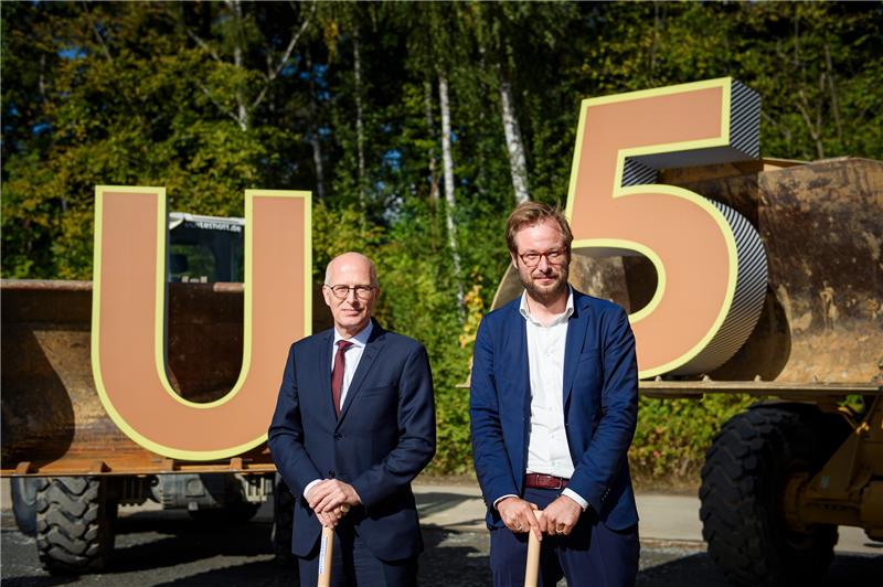 Peter Tschentscher (l-r, SPD), Erster Bürgermeister der Freien und Hansestadt Hamburg, und Anjes Tjarks (Bündnis 90/Die Grünen), Erster Senator für Verkehr und Mobilitätswende der Freien und Hansestadt Hamburg, nach dem Baubeginn der neuen Hamburger U-Bahnlinie U5 durch einen feierlichen Spatenstich auf dem Betriebshof Alsterdorf der Hamburger Hochbahn AG. Foto: Gregor Fischer/dpa