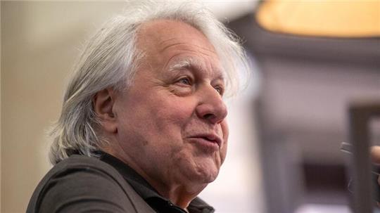 Peter Urban posiert für ein Foto in einem Hotel.
