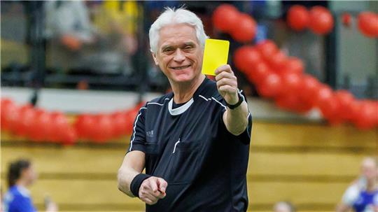 Peter Wessolowski während des Hallenturniers des VfL Güldenstern Stade. Auch in diesem Jahr hat er beim Hallenzauber wieder gepfiffen.