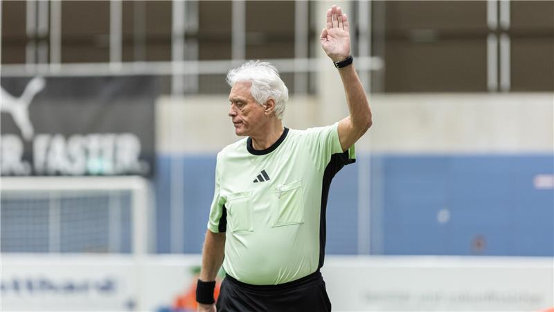Schiedsrichter aus Leidenschaft trotzt Krankheit und bleibt am Ball Peter Wessolowski während des diesjährigen Hallenzaubers im Sportcampus.