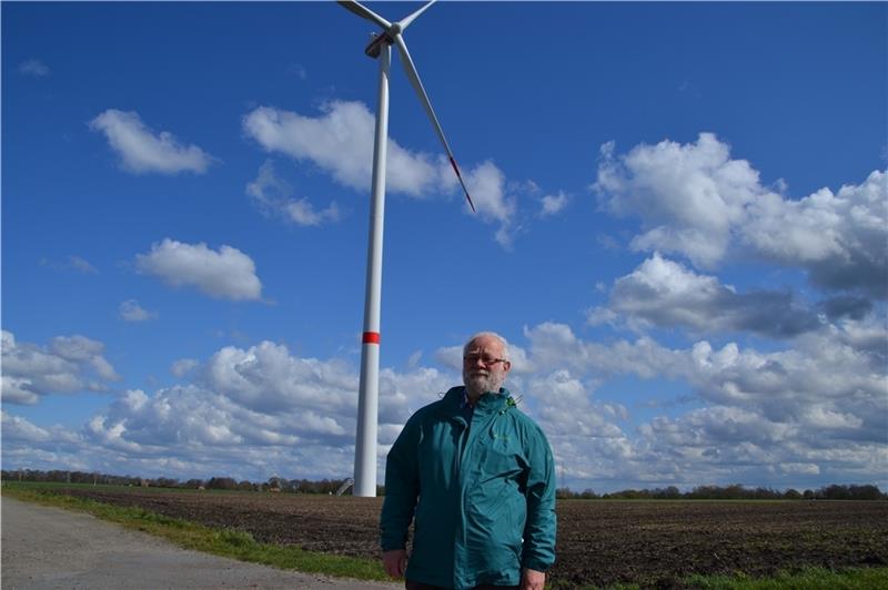 Peter Wortmann vor dem Windrad der Bürgerenergie Osteland . Foto: Helfferich