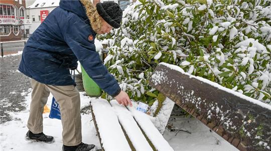 Peter ist in Lehe auf der Suche nach Flaschenpfand.
