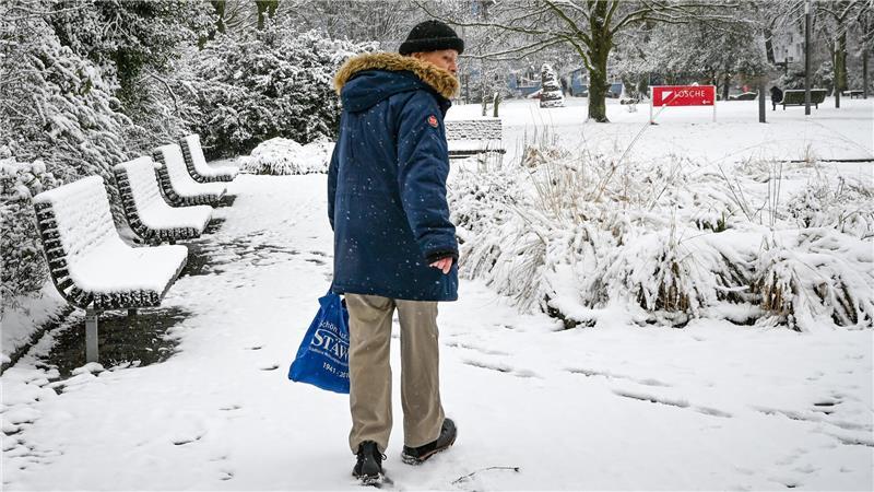 Bei Wind und Wetter auf der Suche: Wie Peter zum Pfandsammler wurde Peter ist in Lehe auf der Suche nach Flaschenpfand.