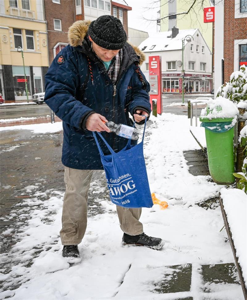 Bei Wind und Wetter auf der Suche: Wie Peter zum Pfandsammler wurde Peter steckt eine Plastikflasche in seine blaue Textiltasche: An manchen Tagen wie heute in Lehe kommt nicht viel zusammen.