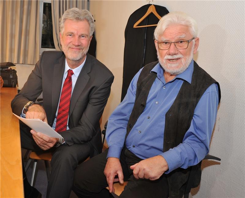 Peter von Sassen (links) und Helfried Weyer bei der letzten Absprache vor dem Vortrag in der Garderobe der Halepaghen-Bühne. Foto Wisser