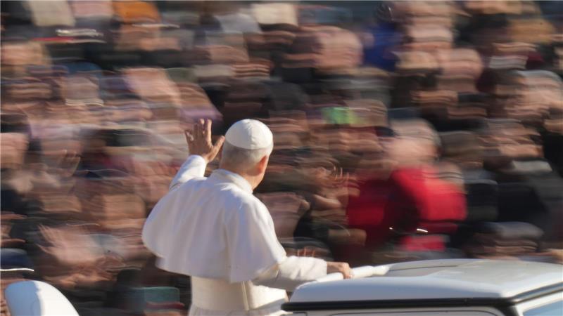 Petersplatz: Papst Leo XIV. winkt während wöchentlicher Generalaudienz den Anwesenden.