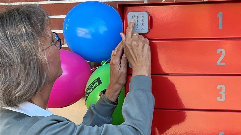 Petra Abel von der Gemeindebücherei Steinkirchen-Grünendeich tippt den PIN-Code zum Öffnen des Abholfachs ein.