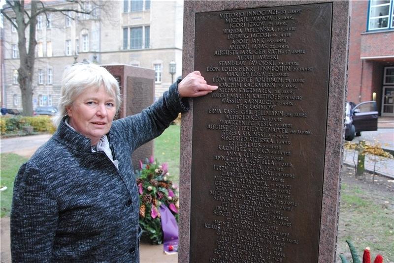 Petra Bredehöft aus Wohlerst legte an den Stelen für die Opferseite einen Kranz nieder. Ihr Onkel Joachim Kackmann zählt zu den Opfern, die in den Gaskammern von Pirna-Sonnenstein ermordet wurden. Foto: Stief