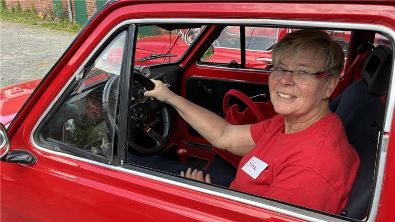 Petra Cordes am Steuer ihres Fiat 126.