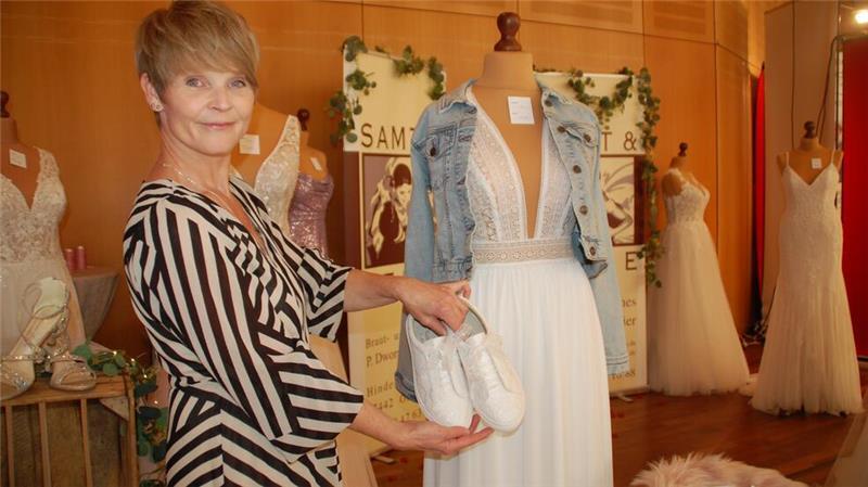Petra Dworak von Samt & Seide kombiniert Sneaker und Jeansjacke zum Brautkleid.