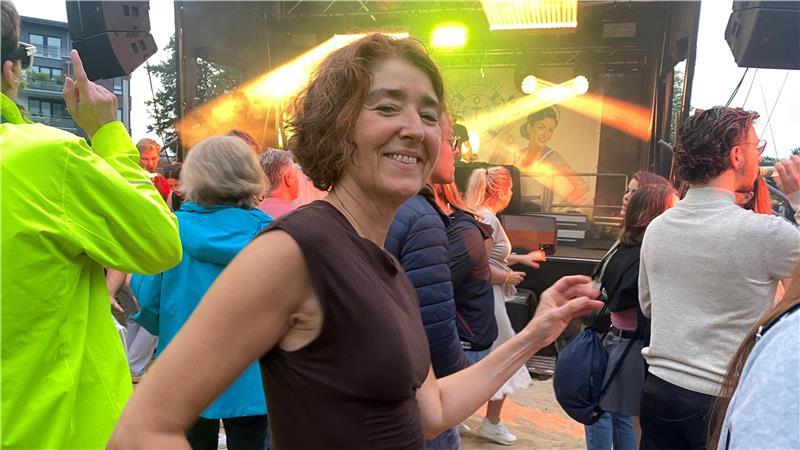 Buxtehuder Beach-Club: Dank Hanse Ahoi gibt es einen Strand zum Feiern Petra Fuchs aus Buxtehude liebt es unter freiem Himmel barfuß im Sand zu tanzen.