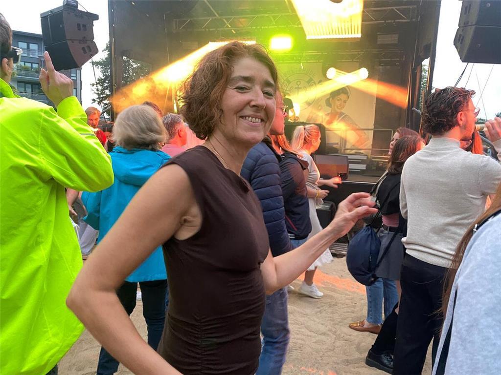 Petra Fuchs aus Buxtehude liebt es unter freiem Himmel barfuß im Sand zu tanzen.