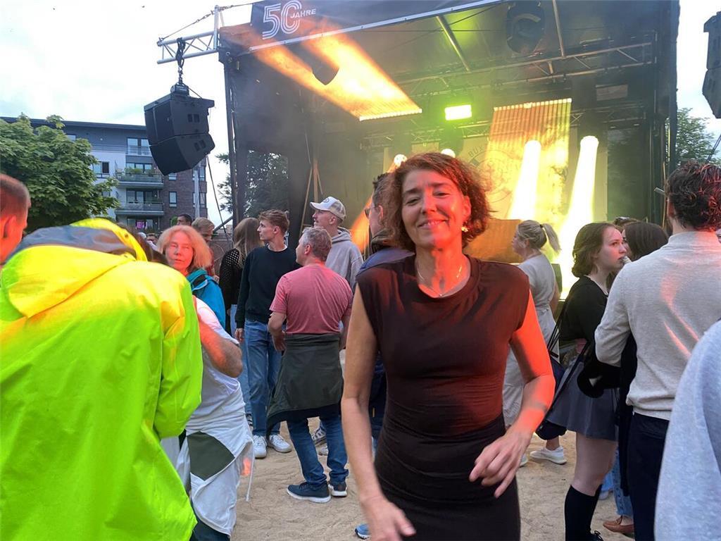 Petra Fuchs aus Buxtehude liebt es unter freiem Himmel barfuß im Sand zu tanzen.