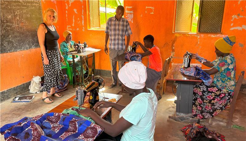 Altländer wollen junge Frauen in Uganda vor Armut bewahren Petra Hege besucht das Klassenzimmer, das der Verein Africa (k)now in einem Dorf bei Mbale mit Spendengeldern für die Näherinnen gebaut hat.
